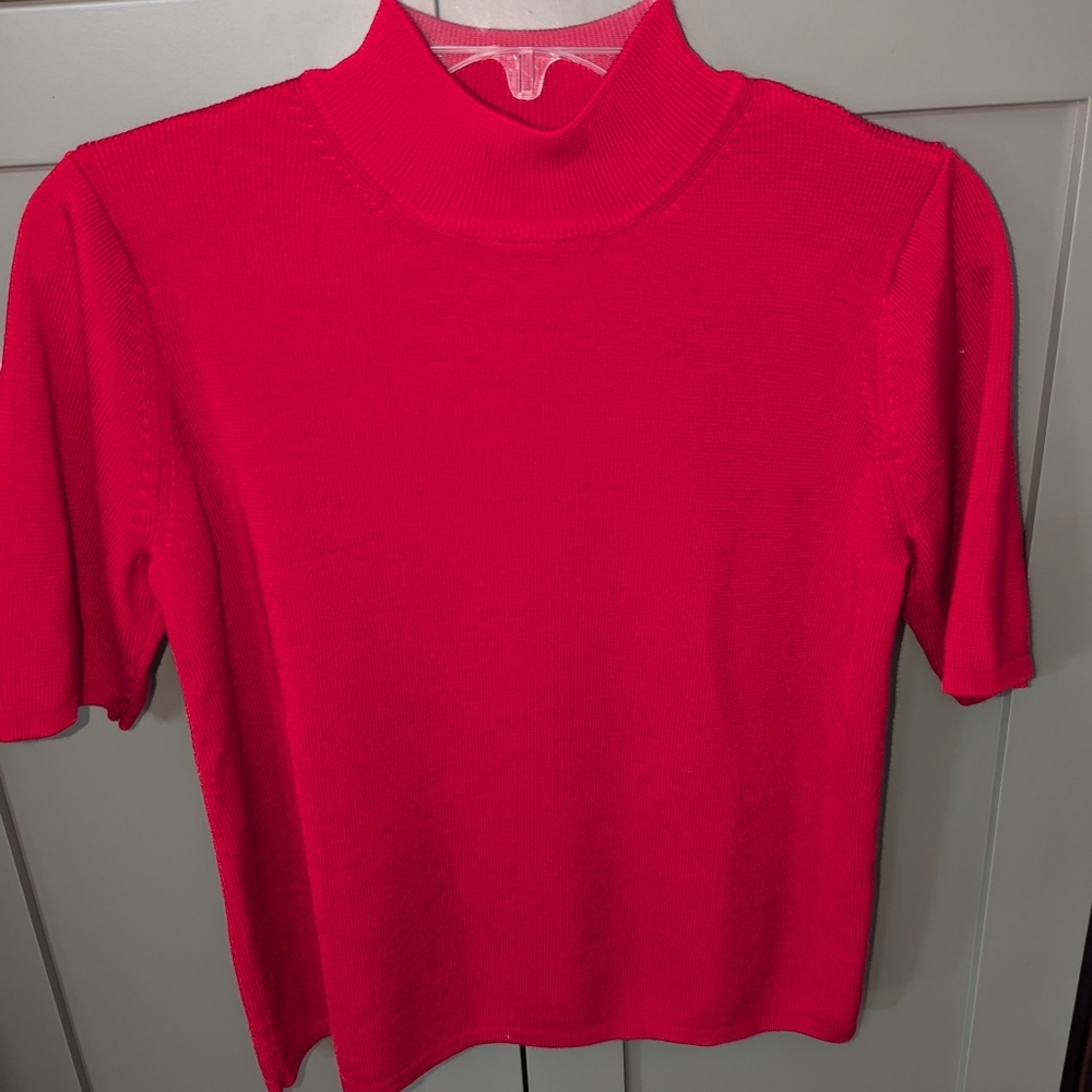 Preston and York red mock turtleneck short sleeves shell